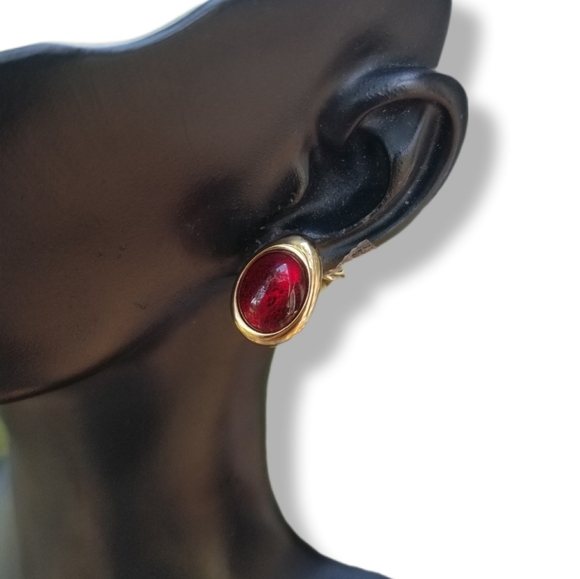 AVON VINTAGE GOLDTONE & RUBY RED GLASS CABACHON CLIP ON EARRINGS - Picture 1 of 5
